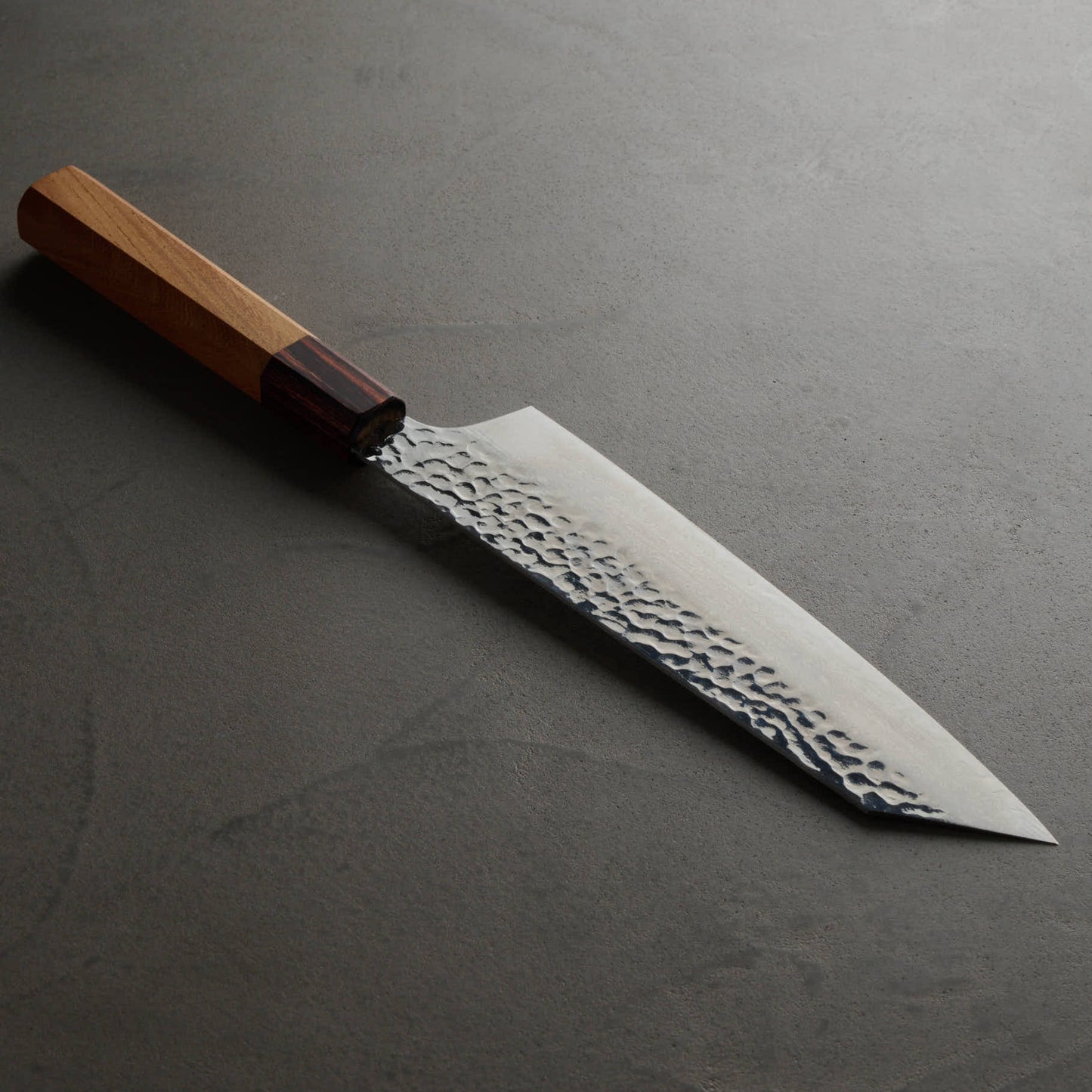 Sakai Takayuki | 33-layer hammered Damascus Japanese style | Japanese sword-shaped chef's knife | 190mm | Zelkova